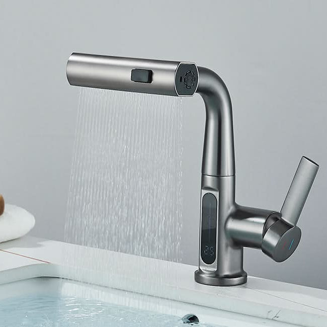 Digital basin faucet with temperature display – modern and drip-free